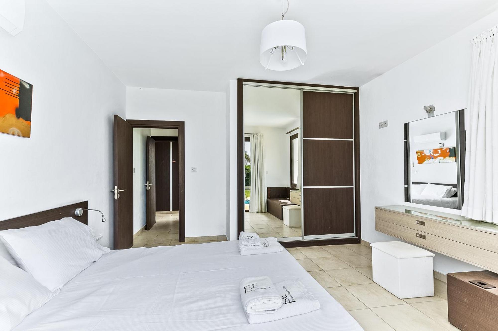 Platzia Beach Villas Paphos Exterior foto