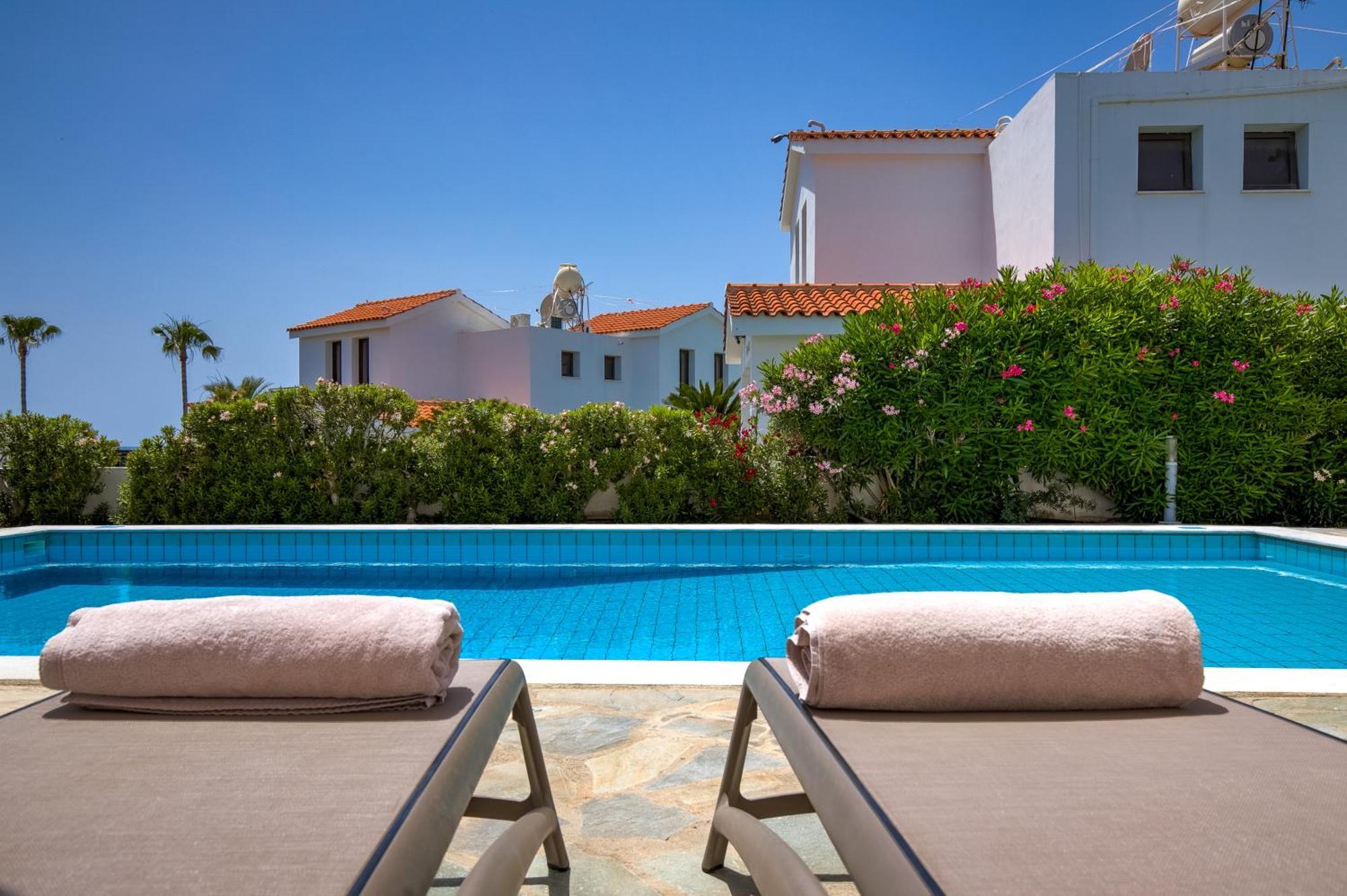 Platzia Beach Villas Paphos Exterior foto