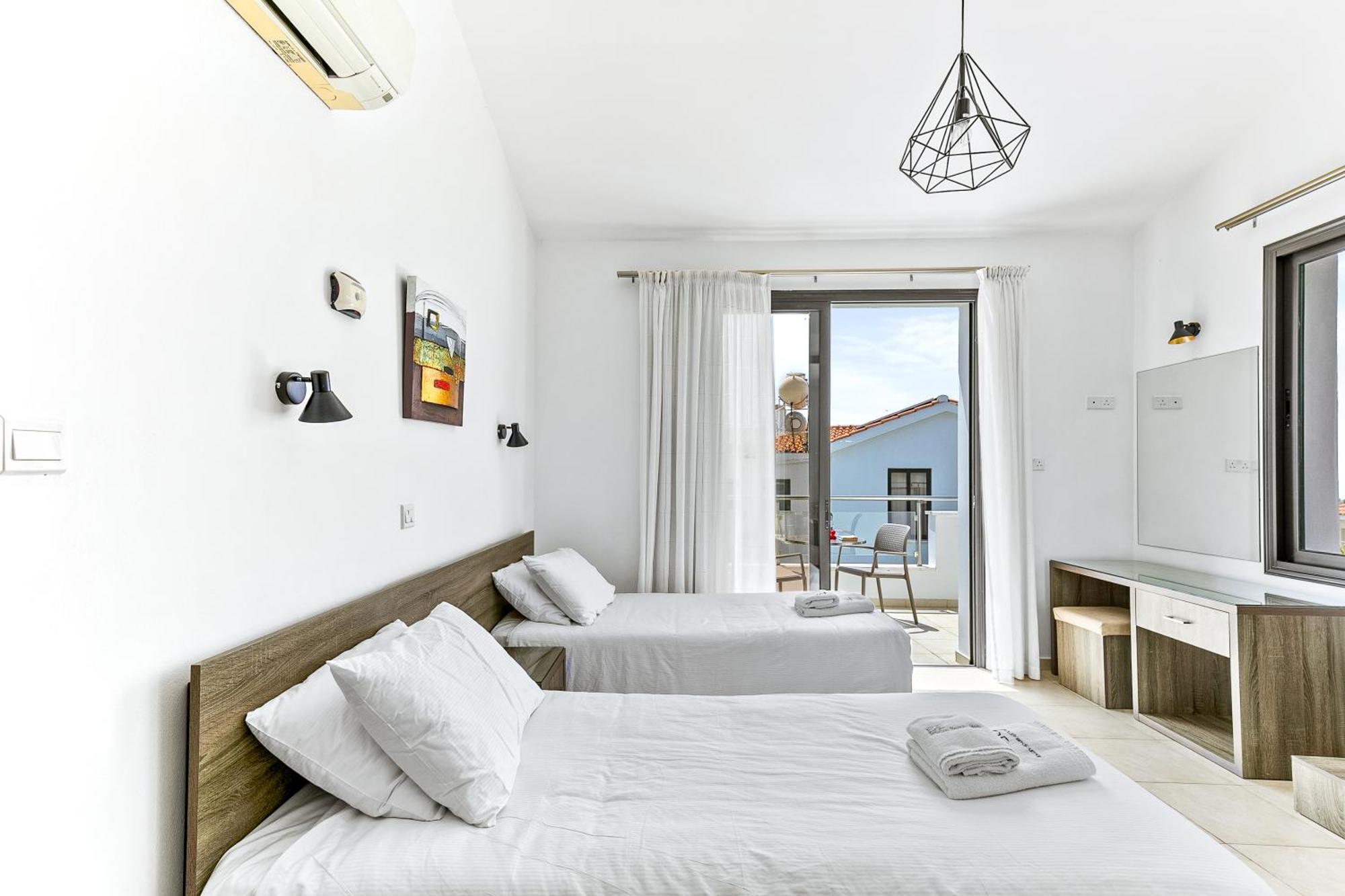 Platzia Beach Villas Paphos Exterior foto