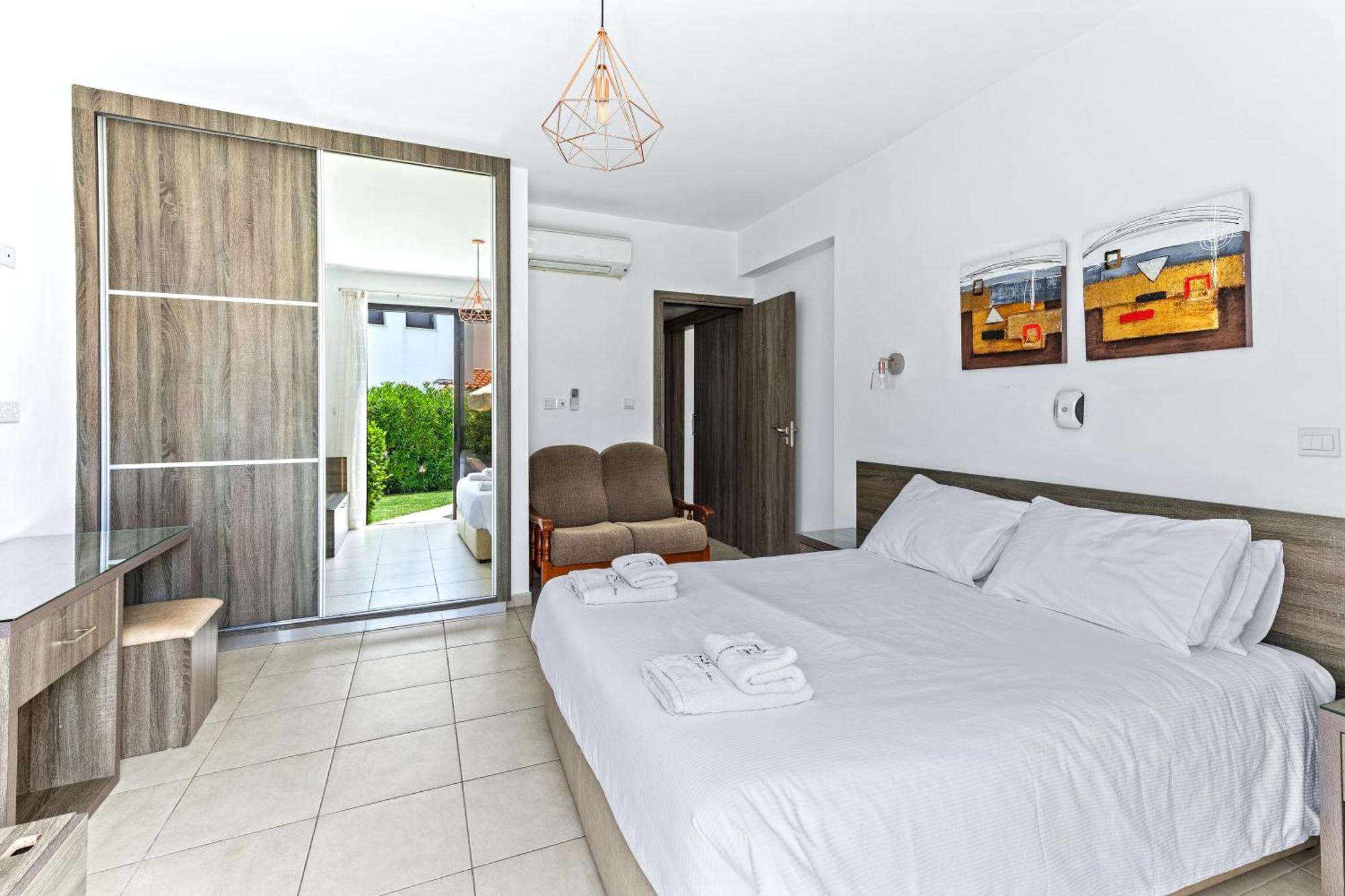Platzia Beach Villas Paphos Exterior foto