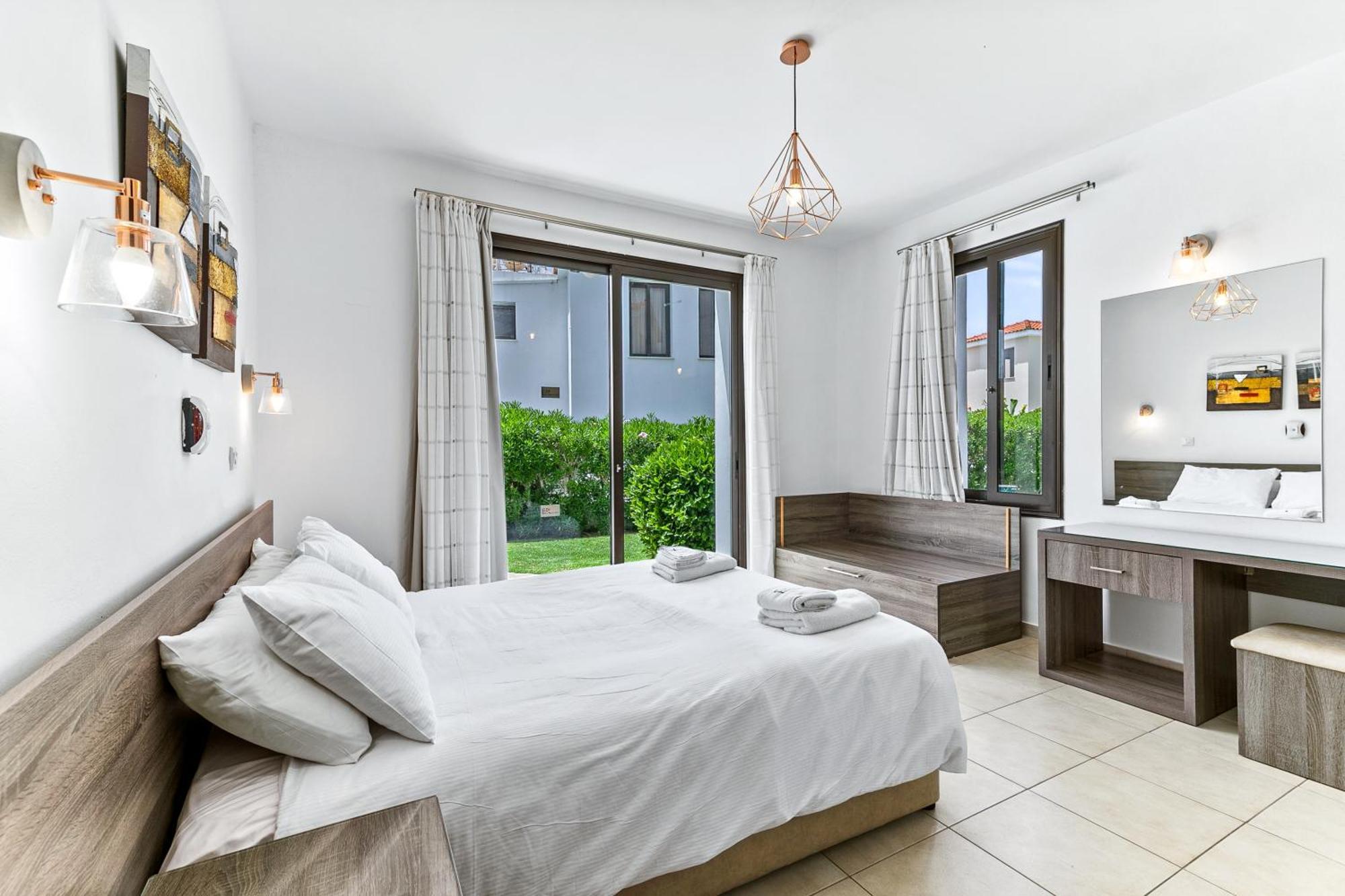 Platzia Beach Villas Paphos Exterior foto